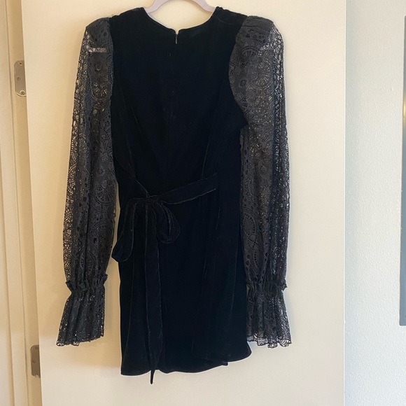 Elegant Black Lace Sleeve Dress - Picture 6 of 6